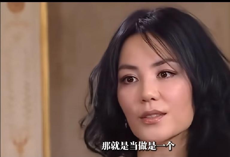 王菲说对女儿的成绩没要求，及格就行。
主持人陶晶莹就问她，那要是不及格咋办？
王