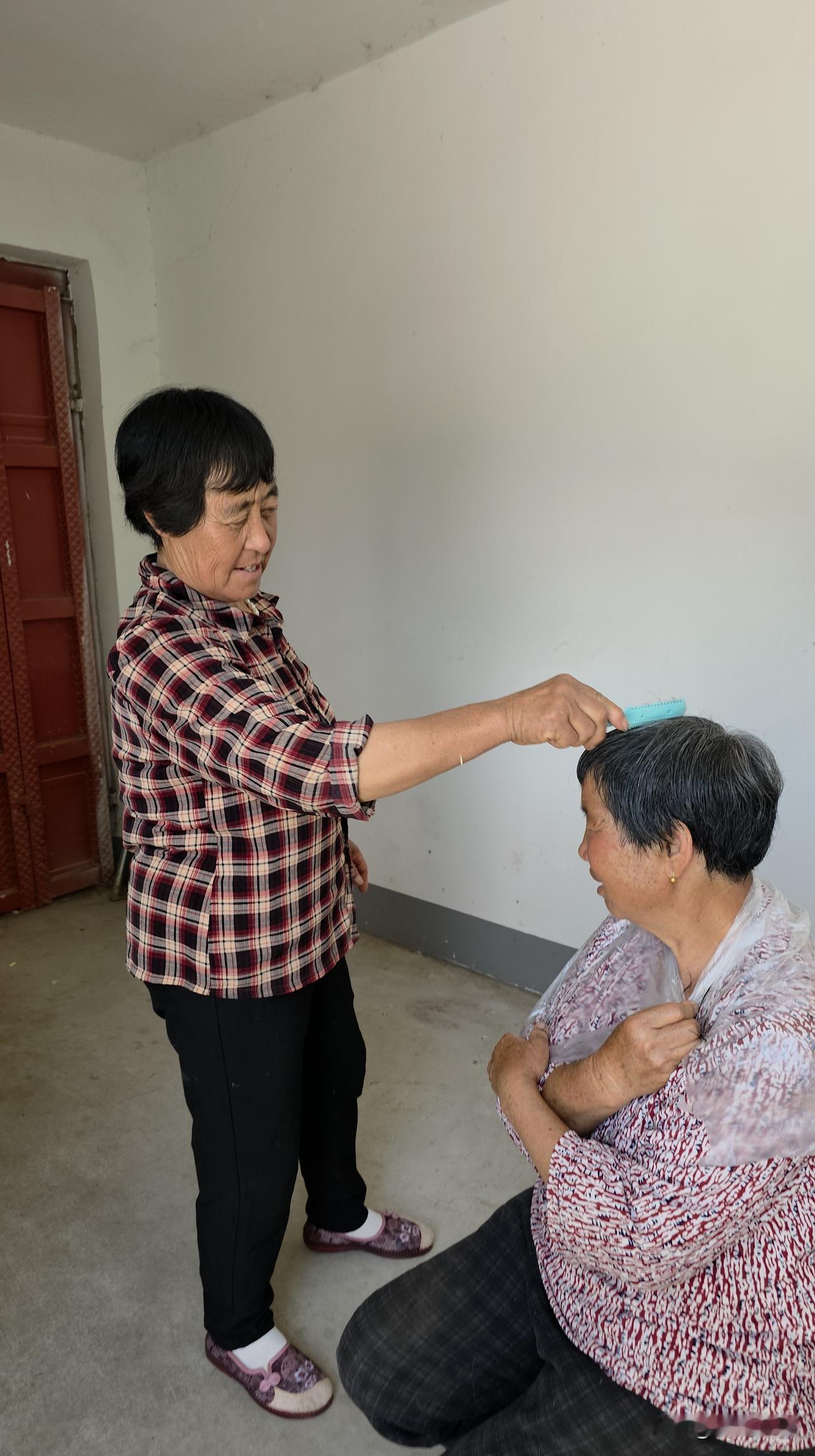 没想到二嫂会干这个，所以我想帮她做一件事……

今天中午刚刚吃过午饭，村南三嫂头