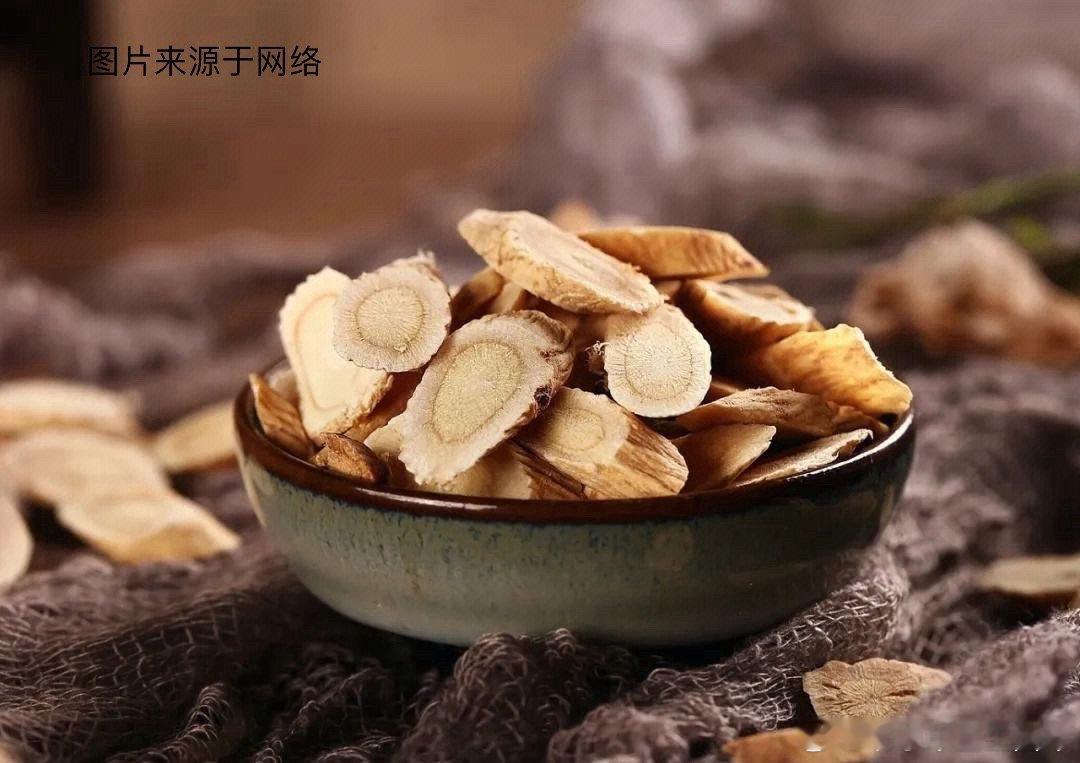 药食同源说黄芪：小寒开始用黄芪。黄芪的药用迄今已有2000多年的历史，黄芪入药始