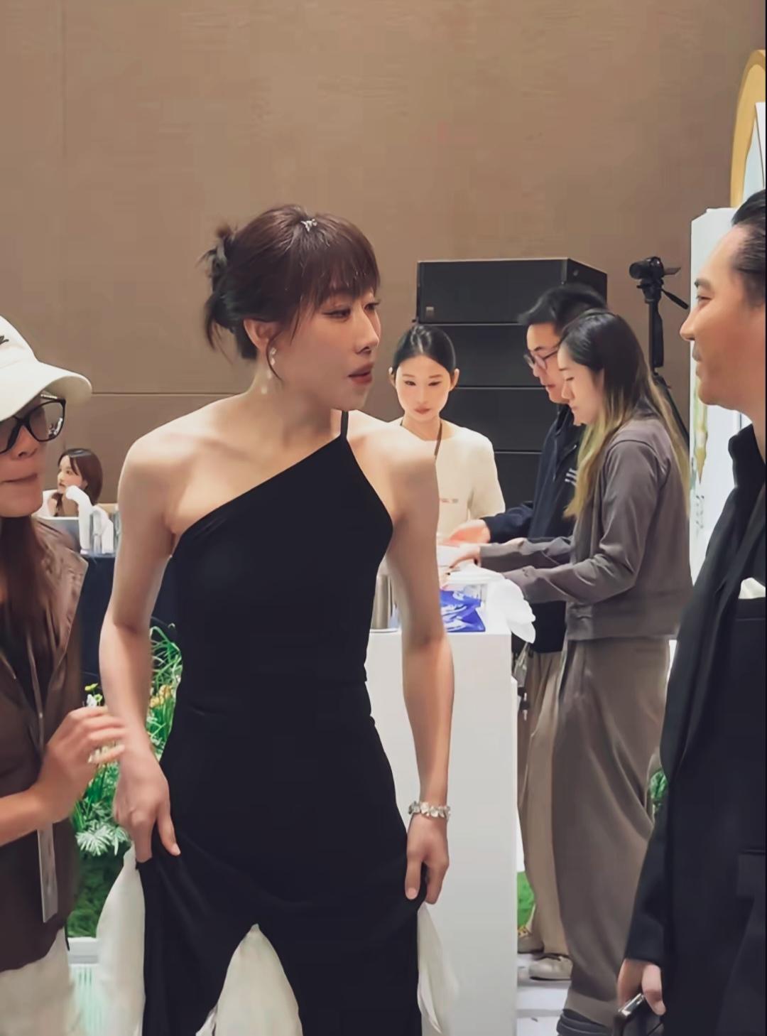 她颜值不出众，甚至有点女汉子的感觉！但她实在，自然，演技流畅，但她 多才多艺，是
