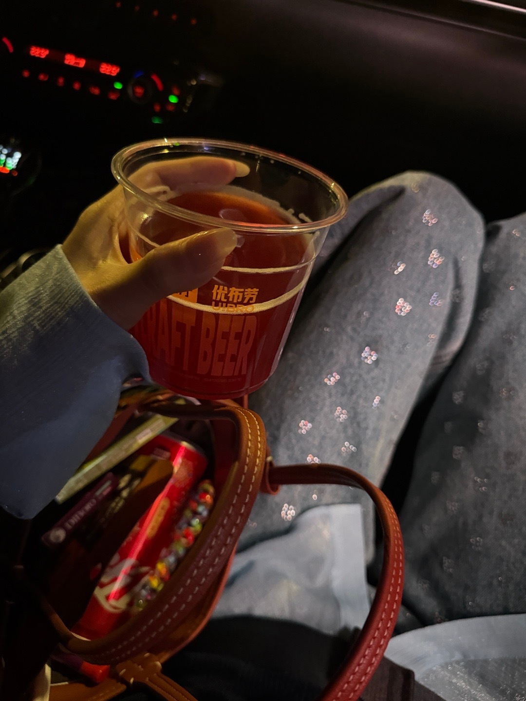 没跟谁吃饭这么急的没吃完端着酒什么事没有就是催着走