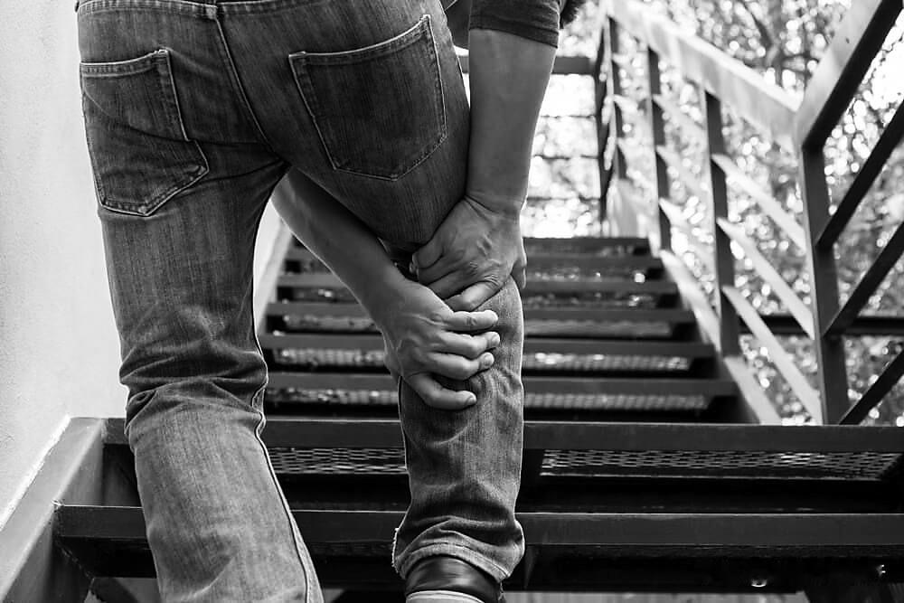 关节易受伤】膝关节是人体最大、最复杂的关节，也是最大的承重关节，正常可承重35公