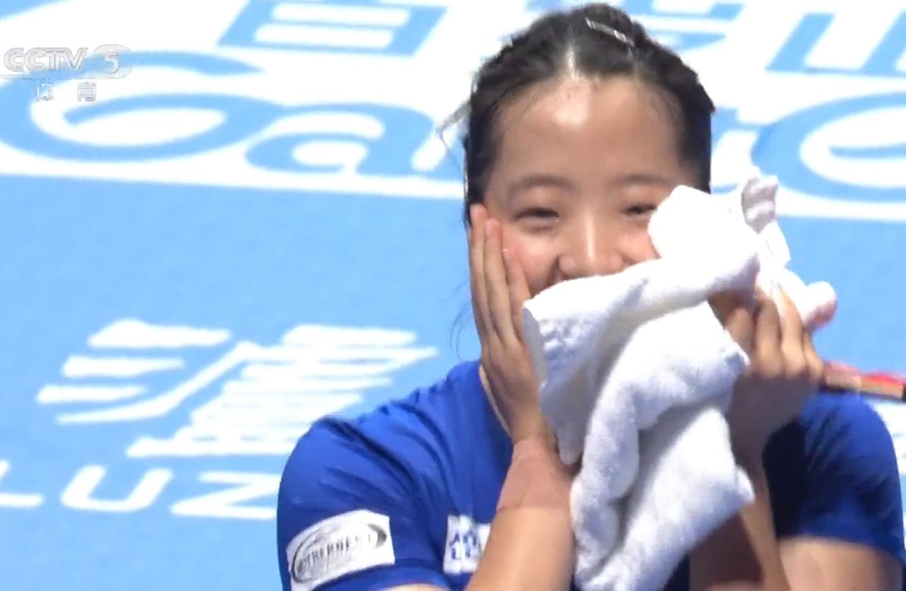 申裕斌笑得有点害羞，手拿毛巾遮挡了半张脸，但开心的笑意难掩……不仅收获职业生涯第