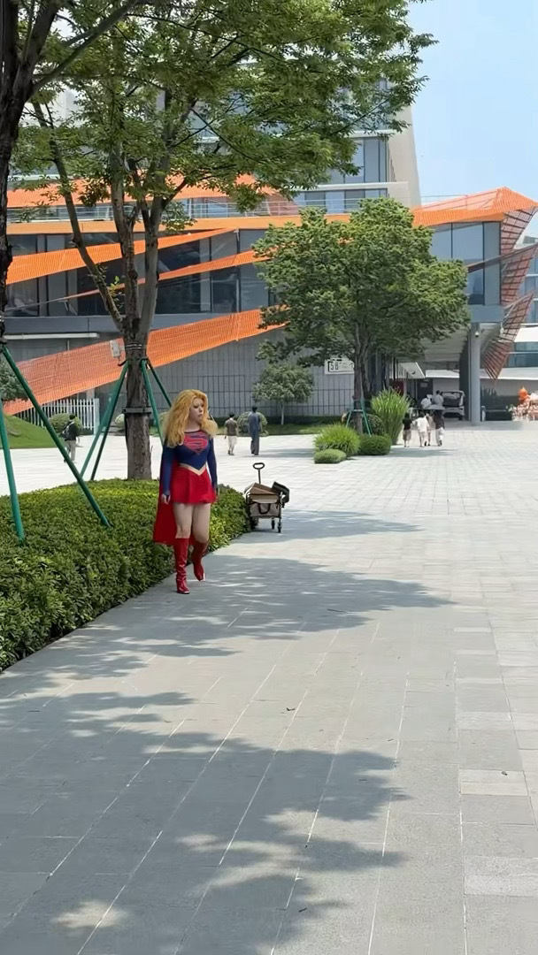 杭州余杭偶遇超级少女的含金量超级少女现身杭州余杭治愈街头快闪亮相杭州余杭CBD，