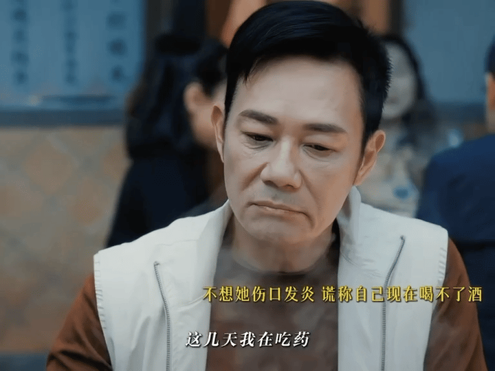 蓝盈莹演出了暧昧期极致拉扯 蓝盈莹是懂暧昧拉扯的，在《夜色正浓》里面对霸总送手链