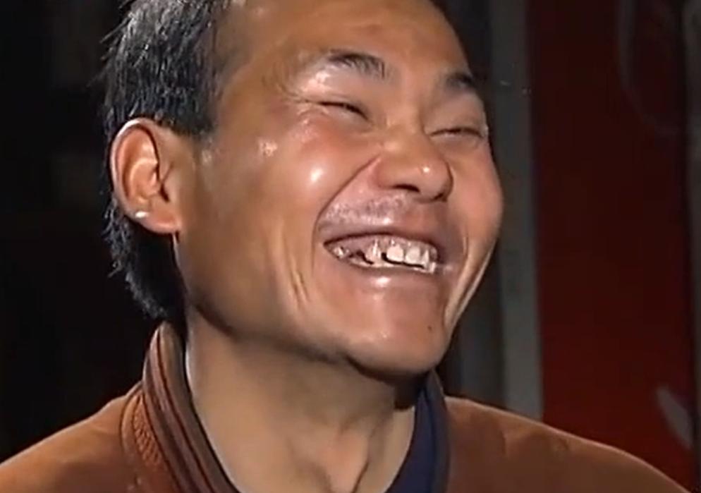 2012年，那位在山村执教22年的优秀教师，在亲吻患有精神疾病的妻子后，毅然决然