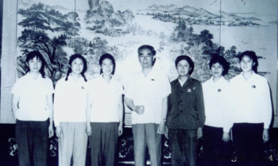 【周总理历史上的今天——7月1日】
1970年7月1日，周恩来在人民大会堂（右三