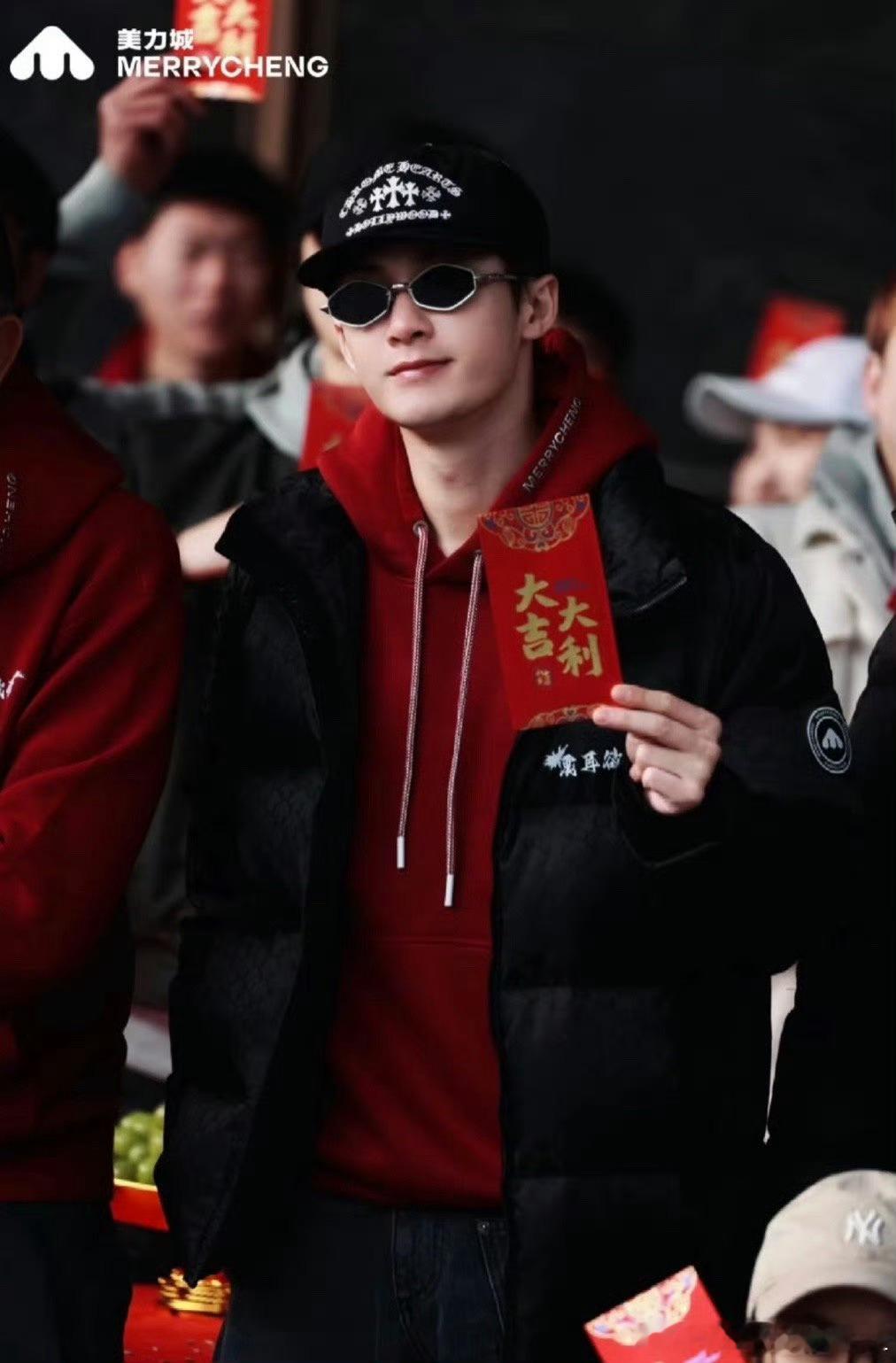 檀健次新电影开机素颜路透 [加油] 檀健次学手语  檀健次新电影《震耳欲聋》开机