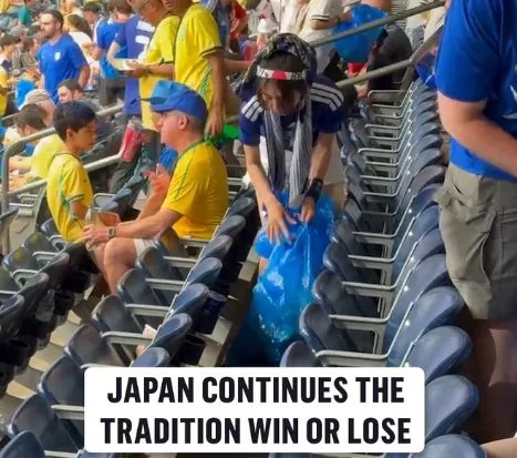 日媒：日本球迷输球后仍捡垃圾，受到美国媒体和网友的赞扬！赛后，日本球迷手持蓝色垃