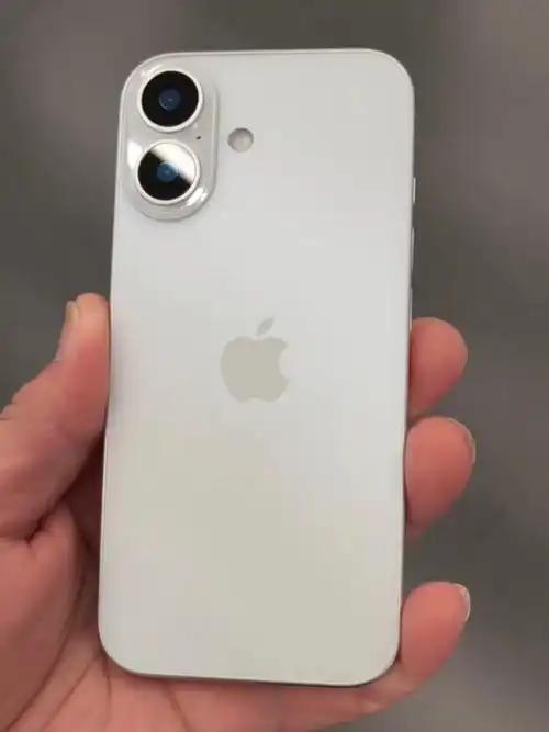 全球最畅销手机，还是iPhone 17。
Counterpoint数据显示，苹果
