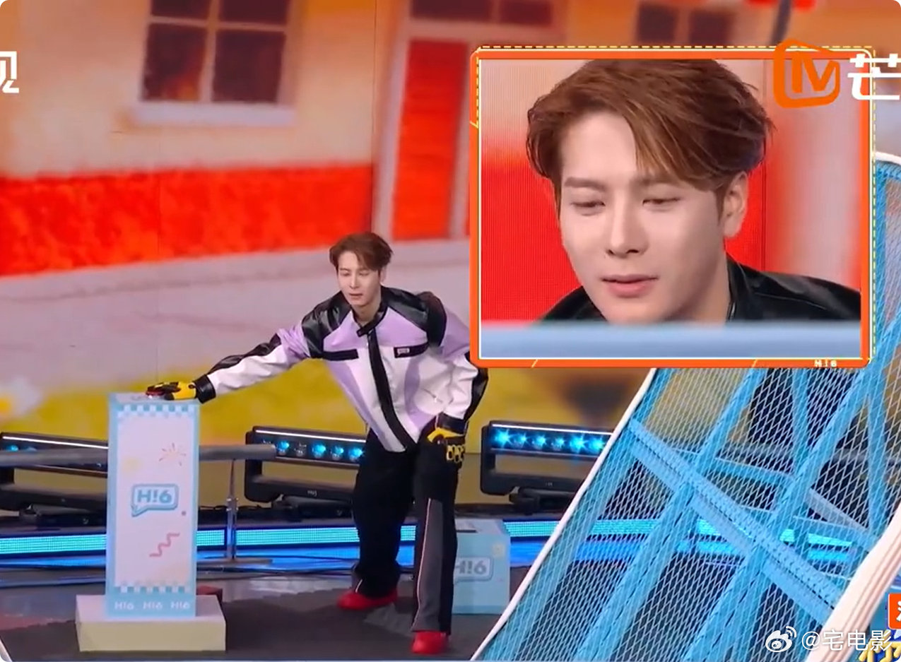 王嘉尔这一跳给李雪琴吊成翘嘴王嘉尔一跳封神，不仅抢到花还暖心送雪琴，李雪琴：我挺