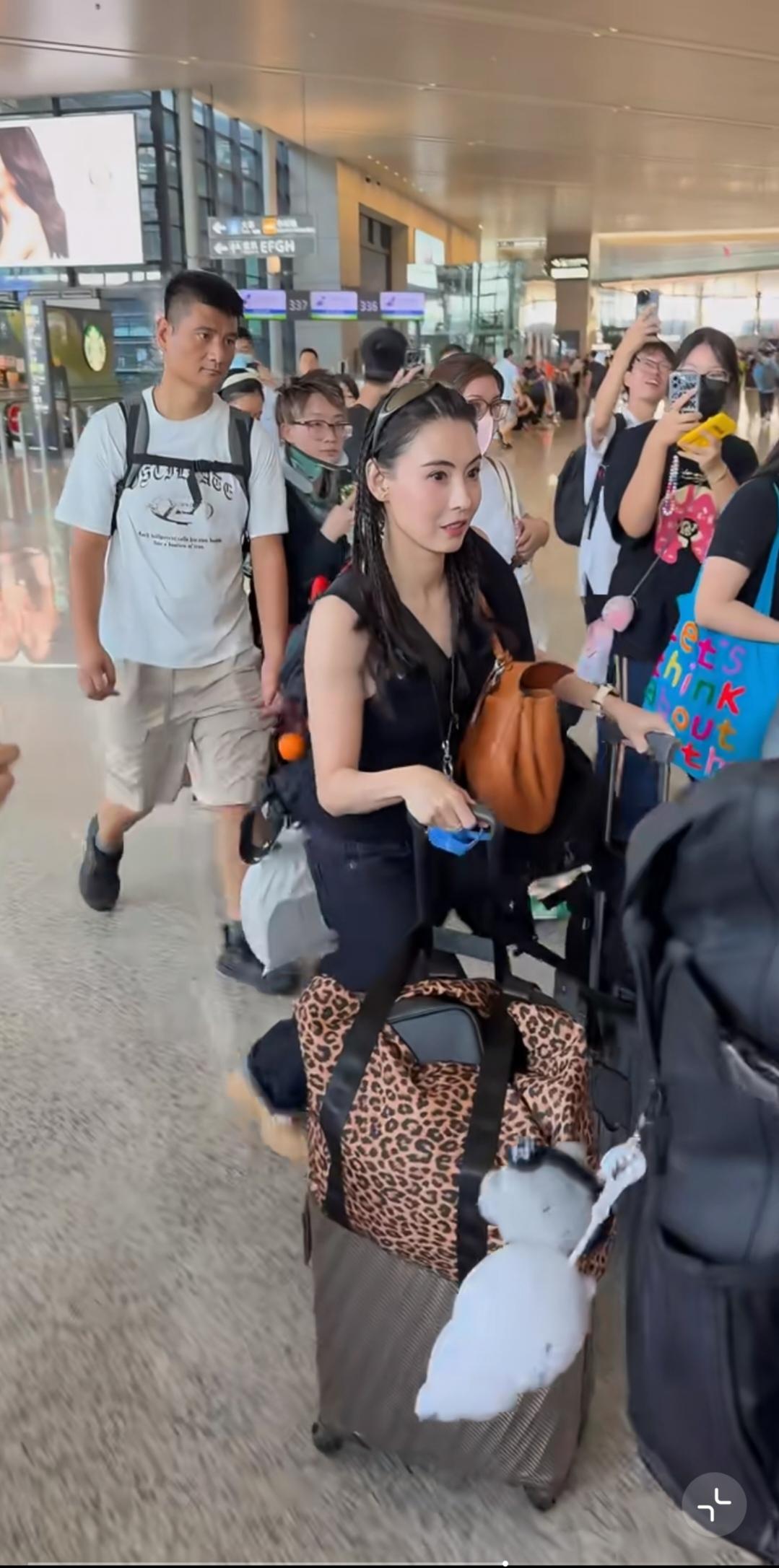张柏芝，像个俏皮的邻家小妹一样。