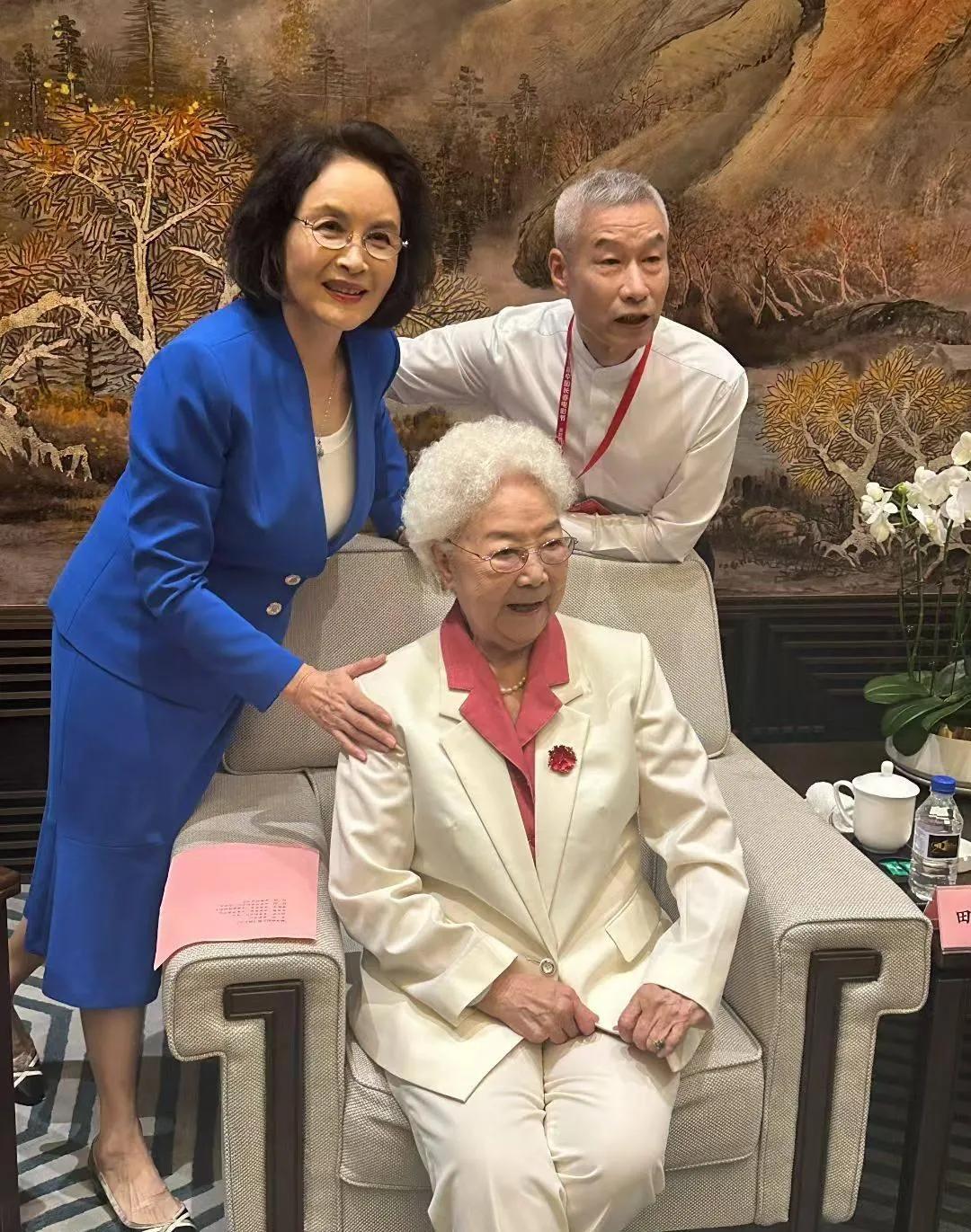 这才是实力派，这才是德艺双馨的老艺术家们！

一张含金量非常高的合影，四人的大名