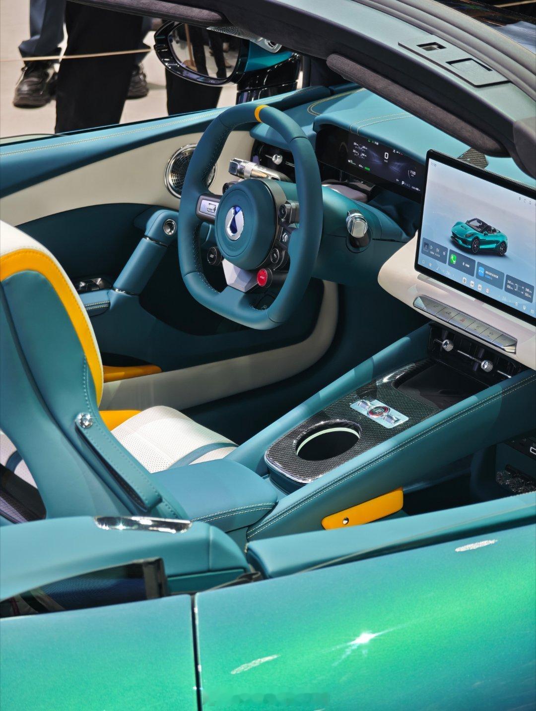 腾势的小跑车~终于揭开神秘面纱~这基本上是量产状态了~车机系统仪表盘都在工作状态