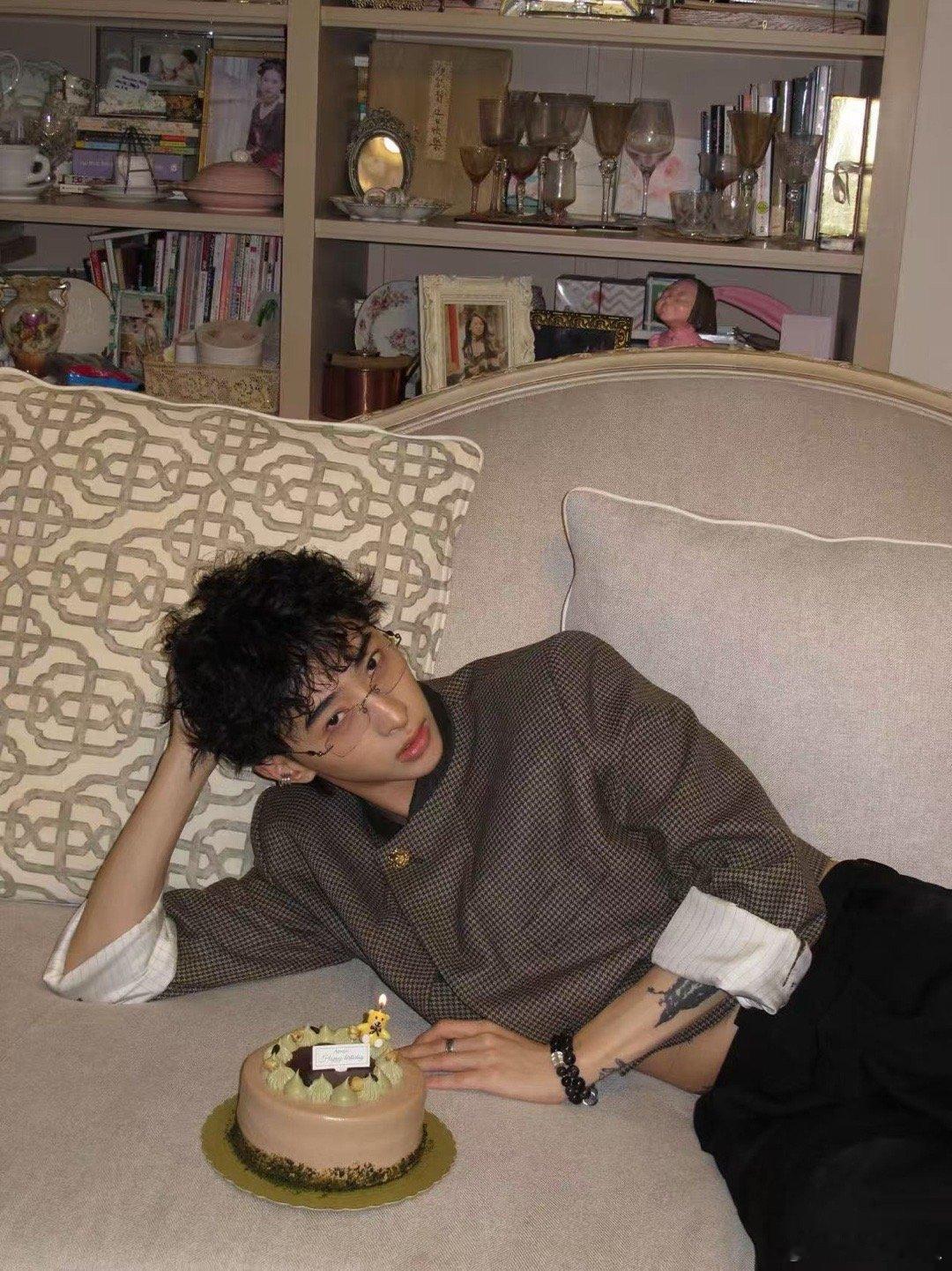 恩利生日晒庾澄庆米粒合照 他写下的每个字都透着一股子通透，爱自己就是去爱身边的一