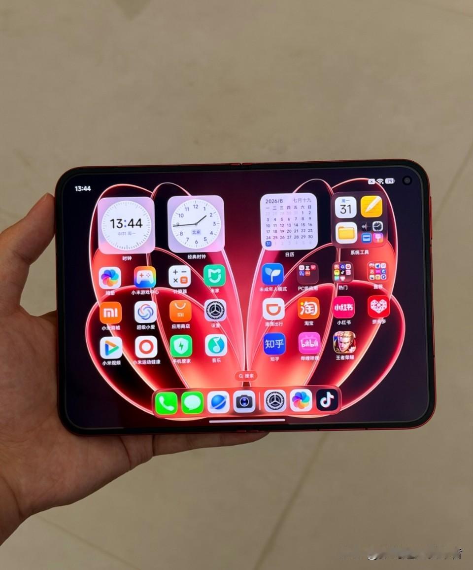 小米18 Fold真机实拍，R角看着有点别扭
这次价格我感觉真的有点离谱。 ​​