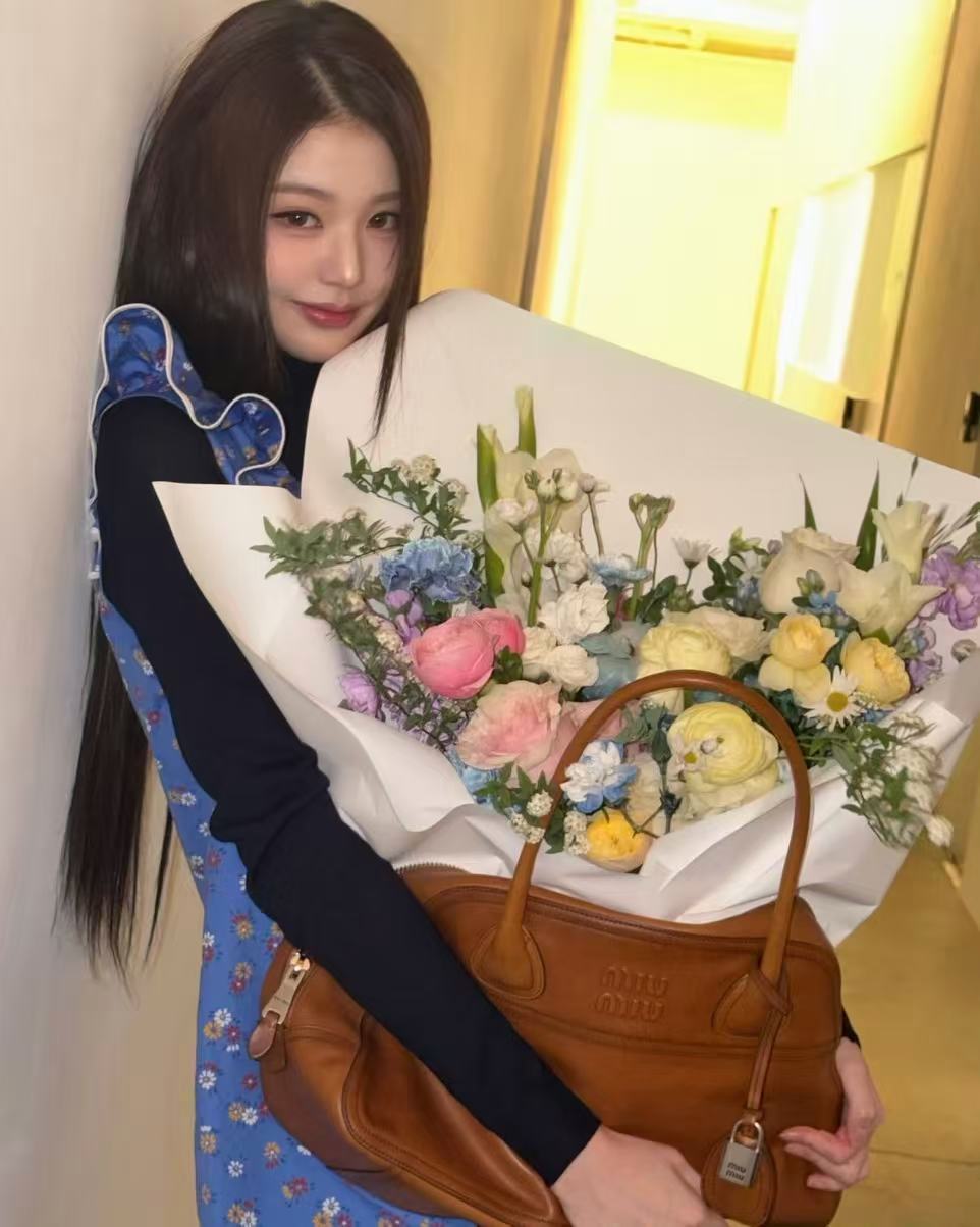 张元英miumiu蓝色碎花裙 