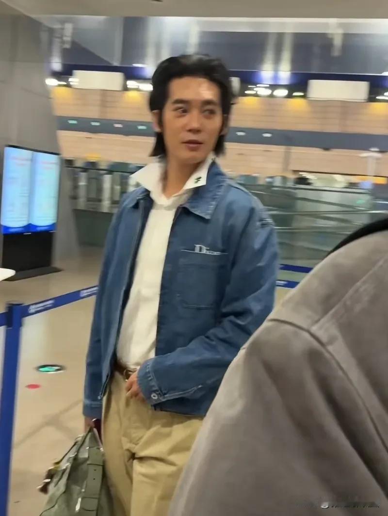 网友在机场偶遇于适，上身牛仔蓝衣，下身米色休闲裤，这么穿搭好少年感，好帅。有些为