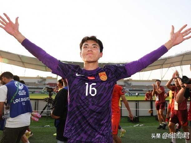 李昊新赛季中超改穿16号，或是最忙碌的人…青岛西海岸官方公布了新赛季球队一线队大