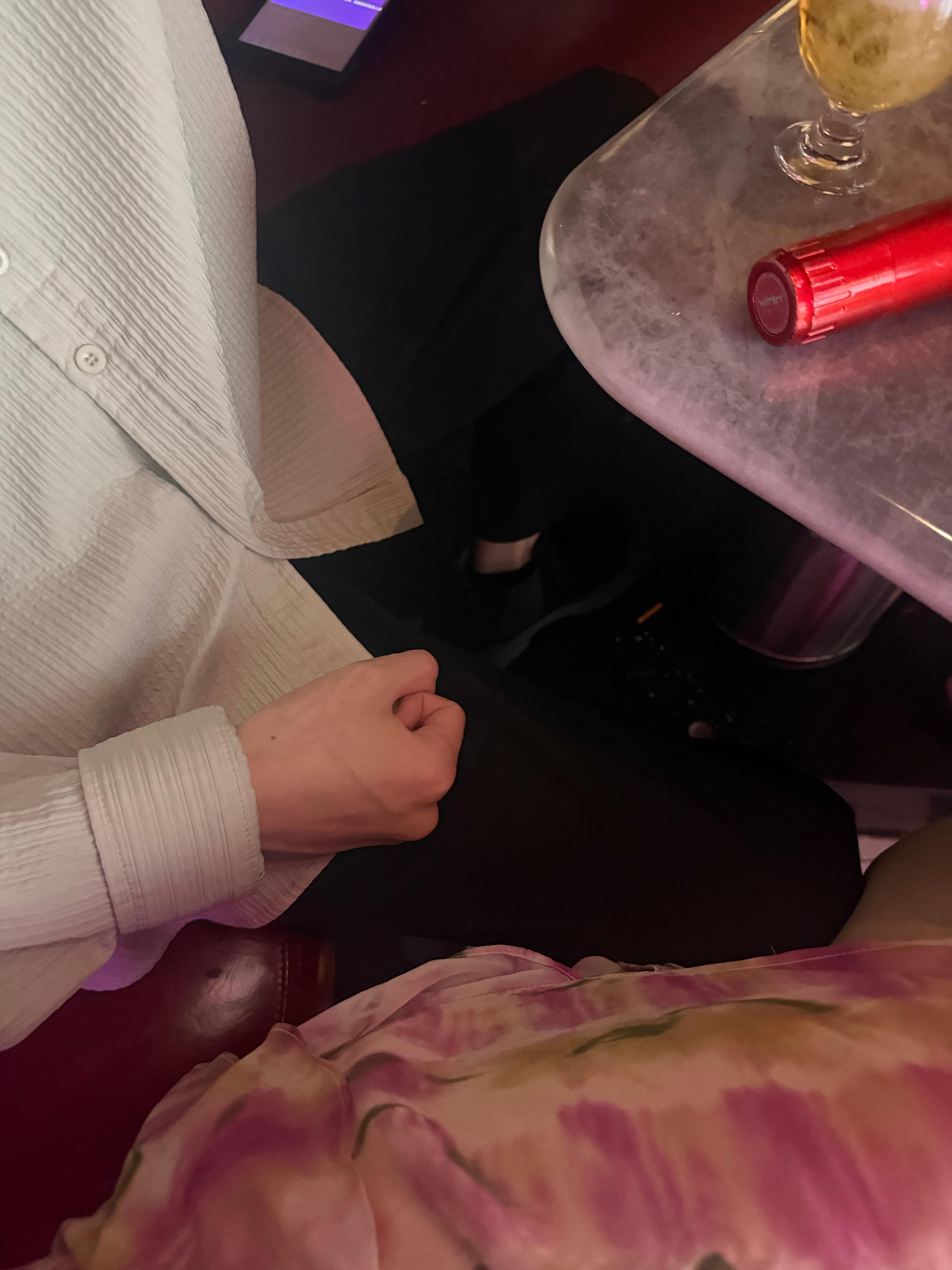 w纯妒夫来的，昨晚在KTV跟一05年小男孩（朋友带来的朋友）打了声招呼说了两句话