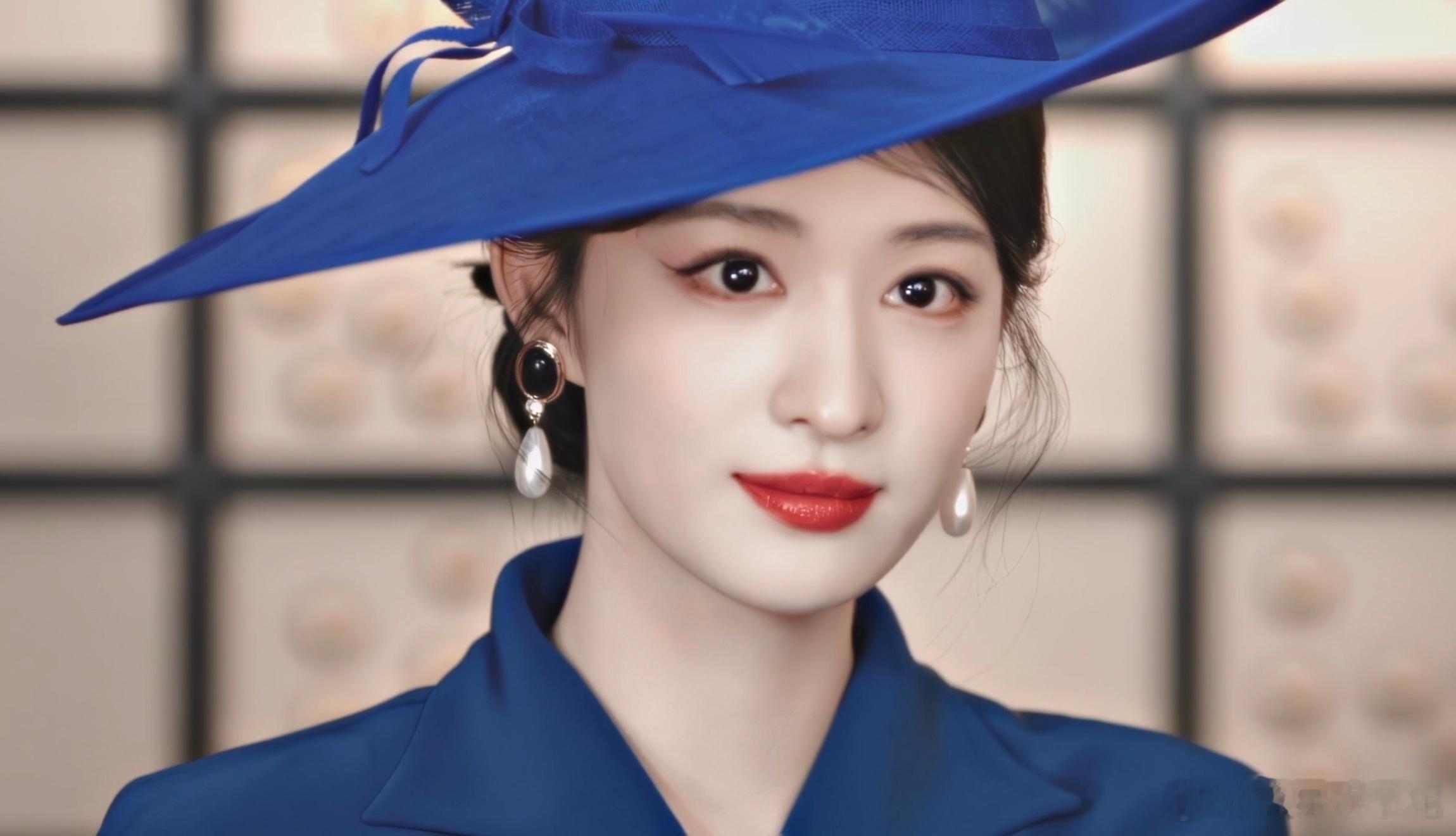 王楚然疯批美人任素素白切黑反差感拉满，外表温婉旗袍美人，眼底藏着复仇狠劲，美到极