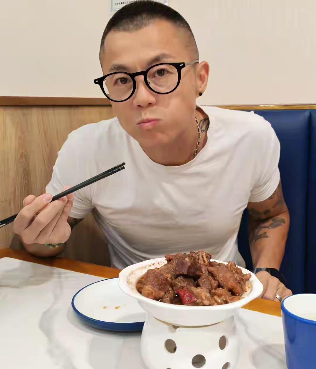 陈震这种性格偏执的人注定会成功的，其实大家可以稍微想一想，陈震每天的生活，如果换