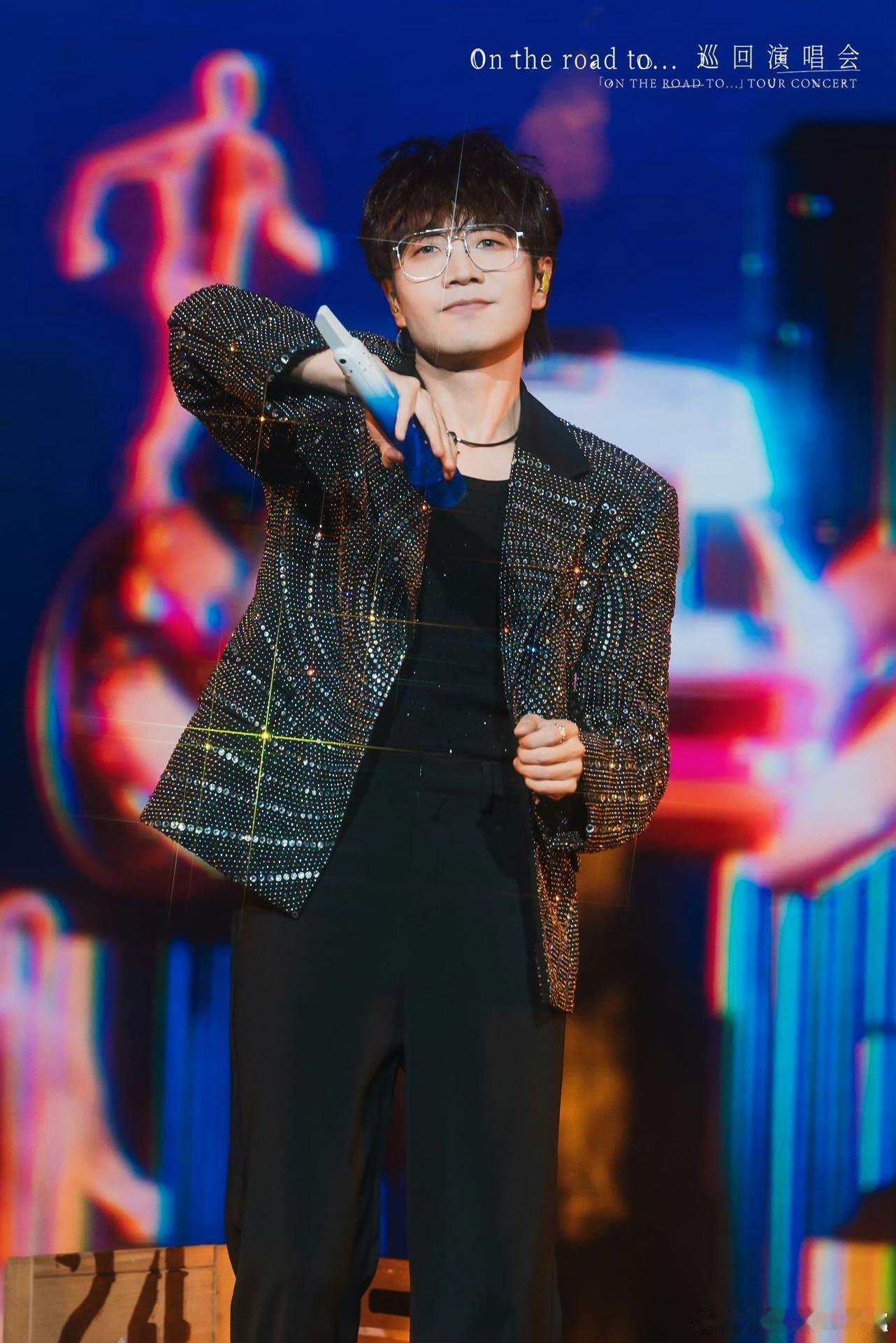 王铮亮唱得念头通达 王铮亮手写热搜词的操作太有梗了，瞬间让大家感受到了他的可爱与