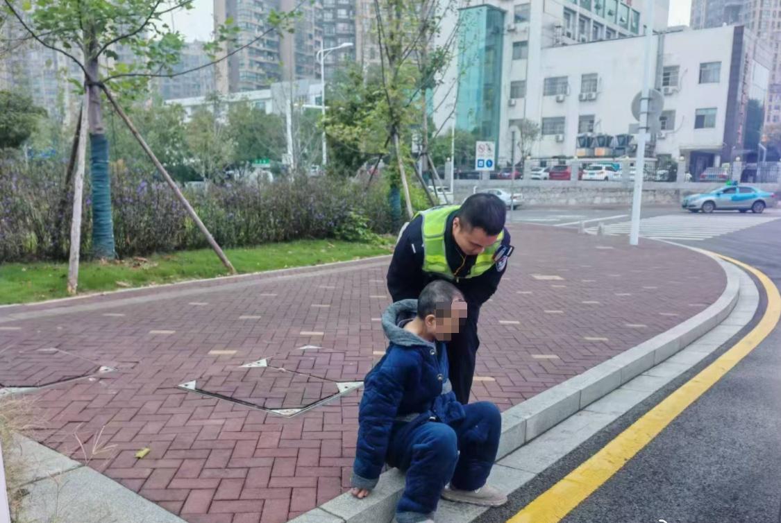 【开福交警暖心救助走失老人 深秋清晨守护平安】湖南交警在行动 近日，长沙交警在马