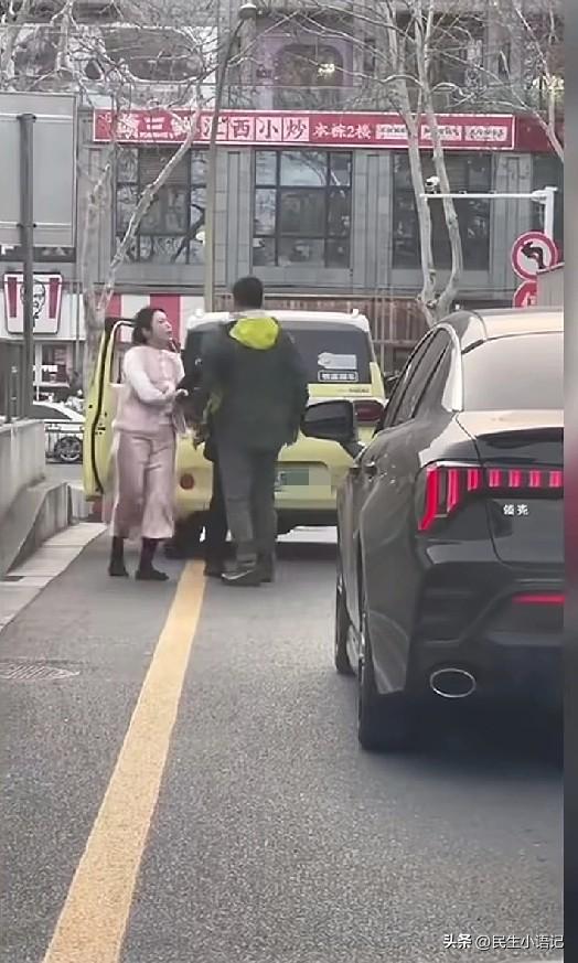 江苏扬州，一起两小车的刮蹭，女方一句“你不配有小孩”，像一把尖刀扎进对方最柔软的