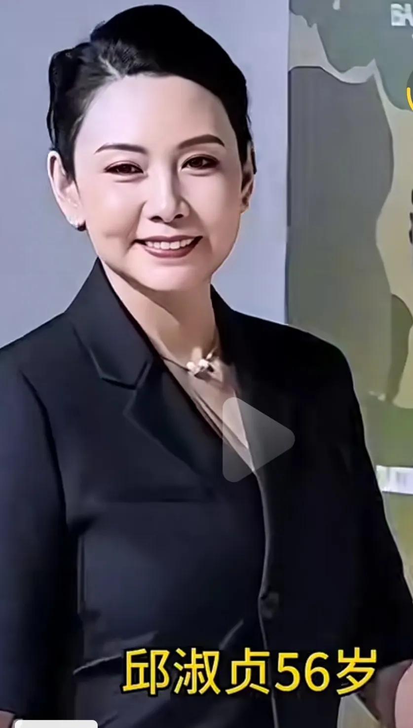 56岁的邱淑贞，长胖了很多，笑的时候，牙齿看着有点奇奇怪怪的，完全看不出年轻时候