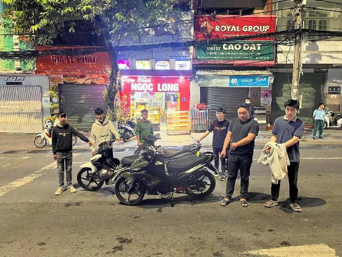 越南同奈省边和工业园警察局逮捕了一群冒充警察夜间检查路人的人
犯罪嫌疑人以没有后