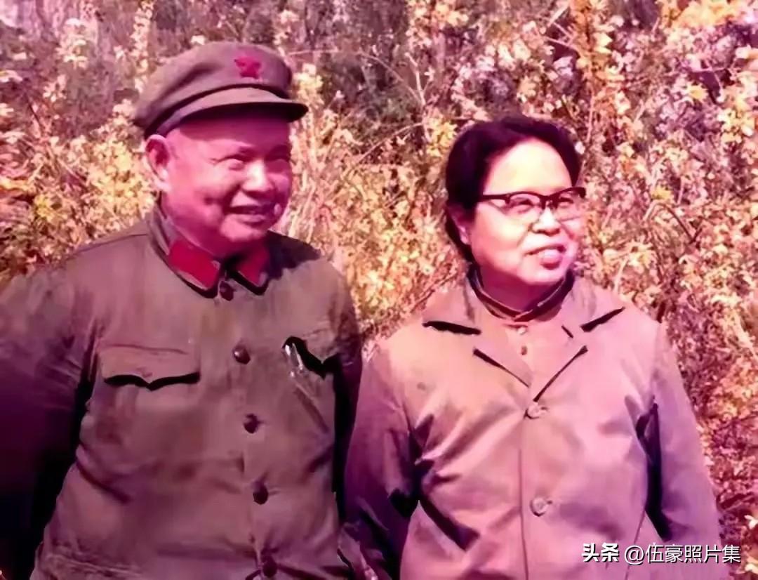上世纪七十年代，担任工程兵副司令员的王耀南将军与夫人曾林的合影，定格了一对在战火