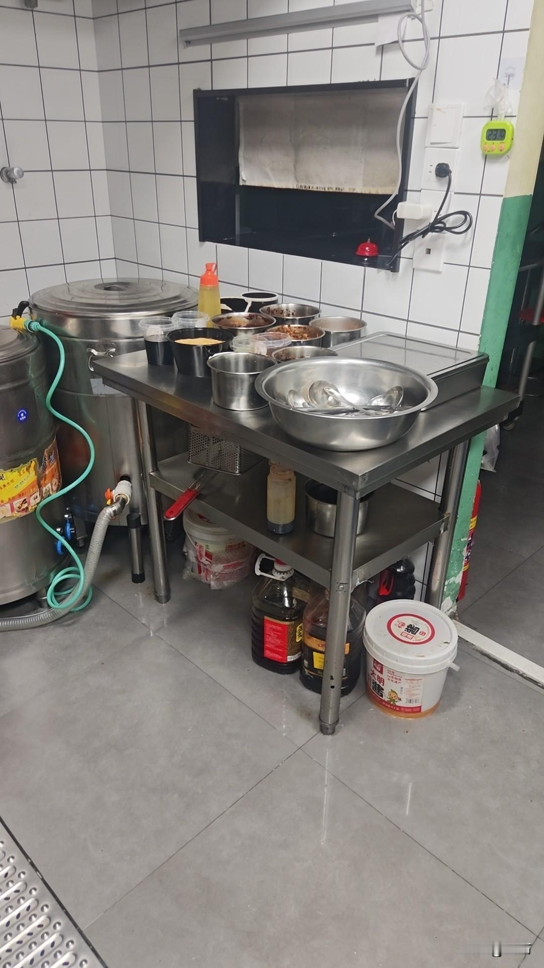 没有退休金的老年生活到底有多可怕。
昨天，米线店来了一个河南的阿姨接替我的工作，