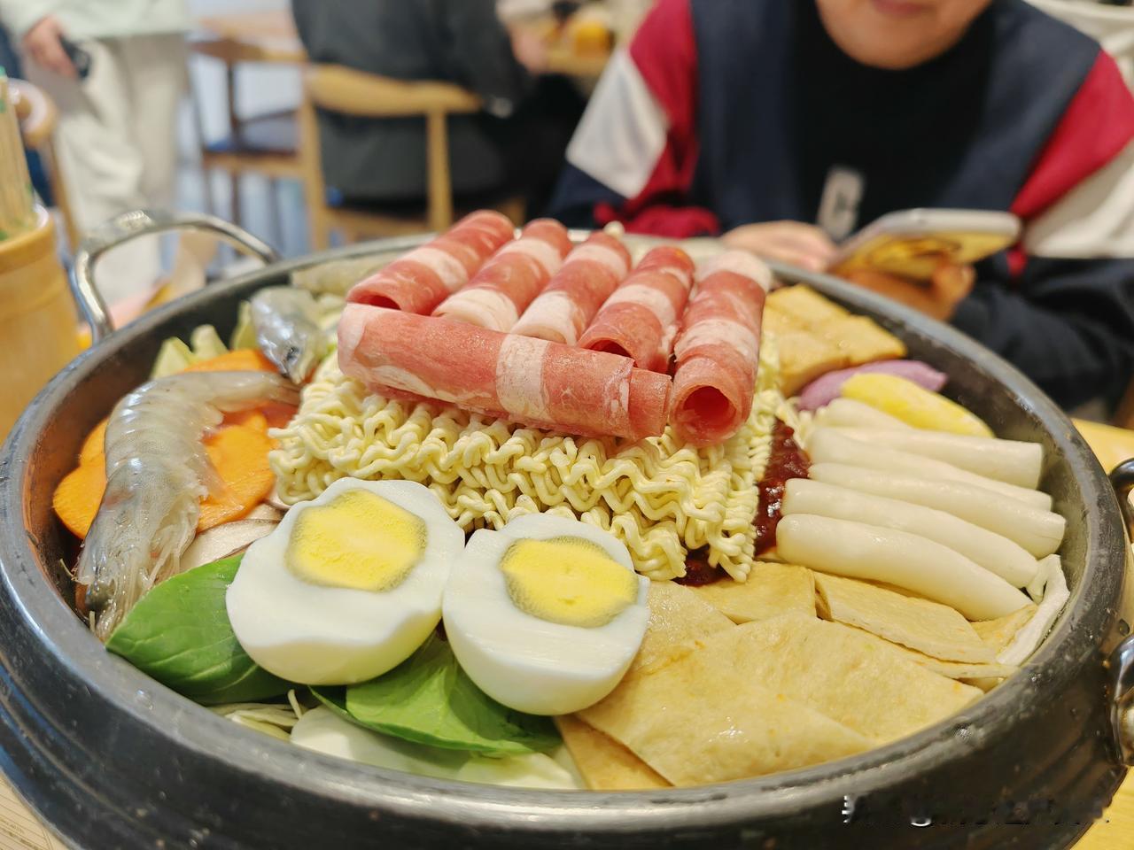 昨日于韩乐坊的一家餐厅享用了一顿部队火锅，还点了石锅拌饭与炸鸡腿。
这家餐厅是我