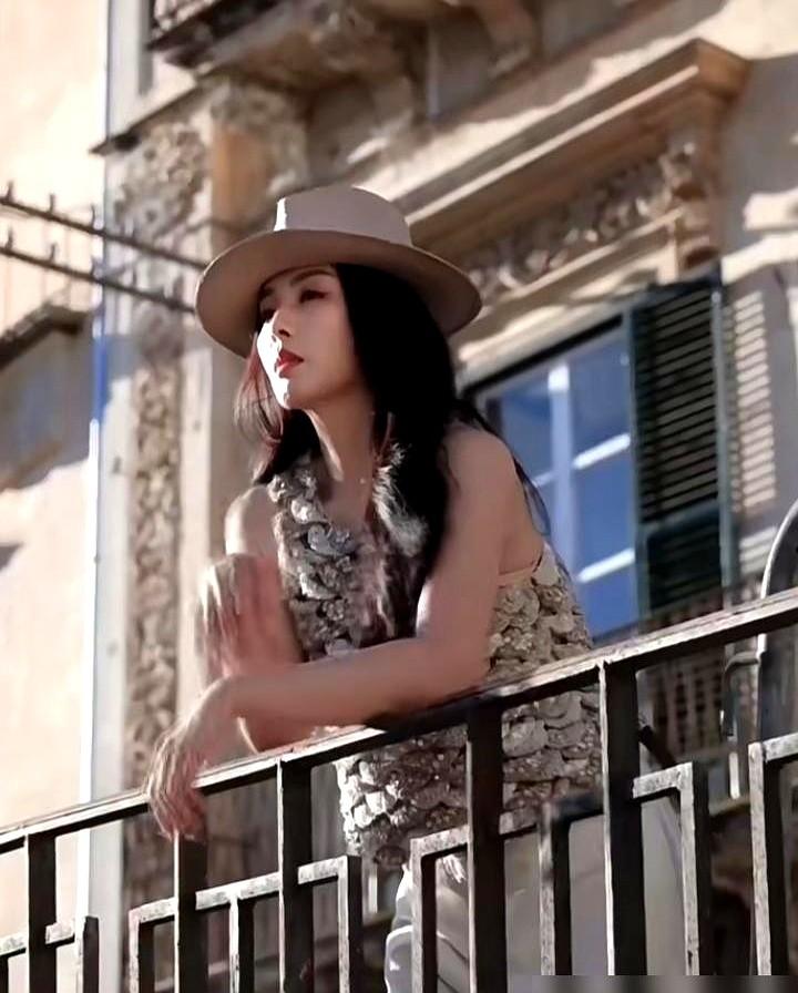 娱乐圈的门票，原来根本不是靠自己考的。

刘涛身边那个高挑的女孩是谁？奢侈品大秀