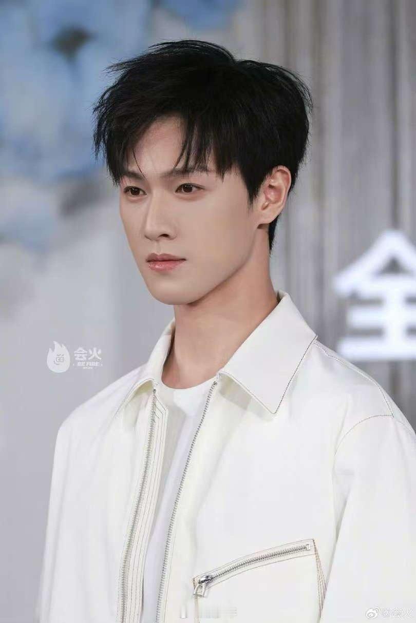 被李昀锐射箭花瓣雨的浪漫击中了  李昀锐到底是怎么做到这么清爽帅气的呀？特别是花