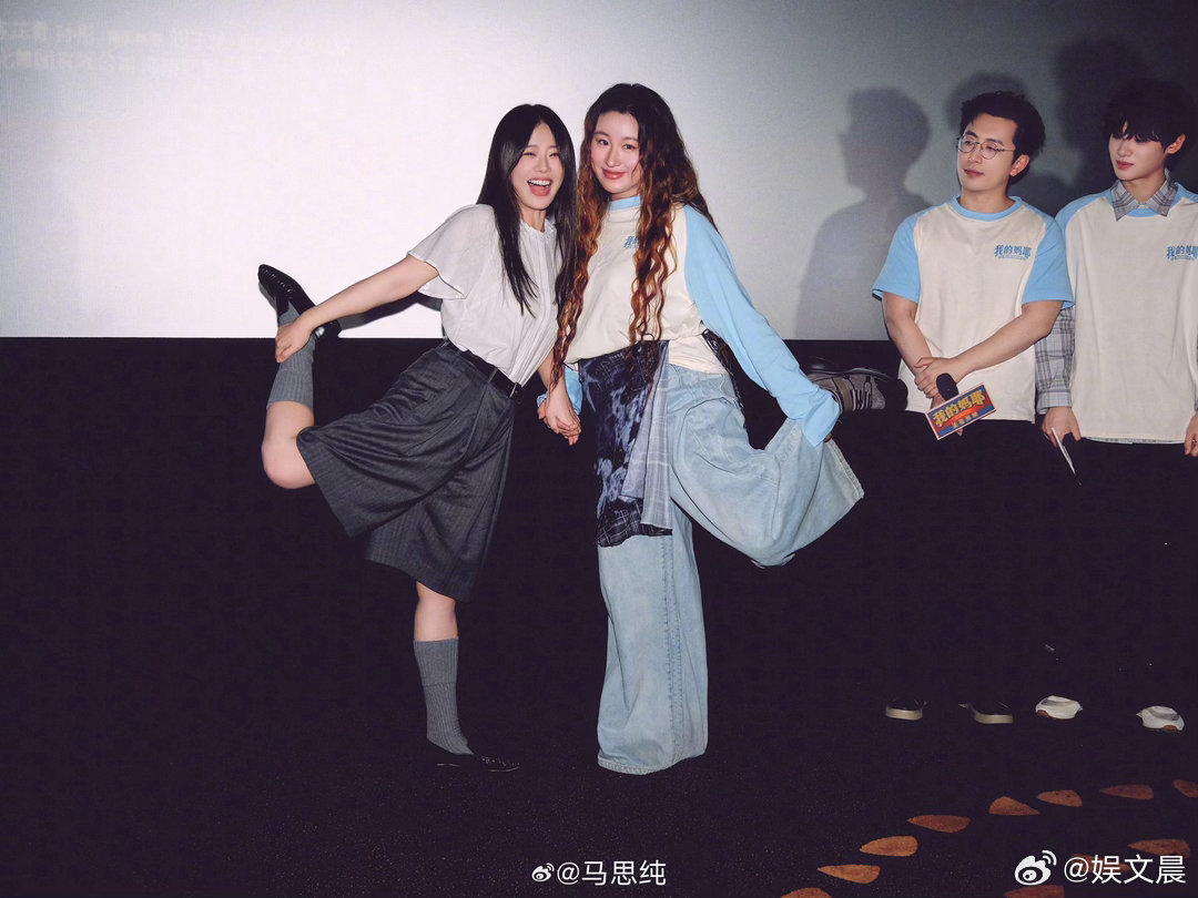 马思纯跑路演就是真的跑 为了新片宣传一路狂奔，赶场都带着满满元气，认真对待每一场