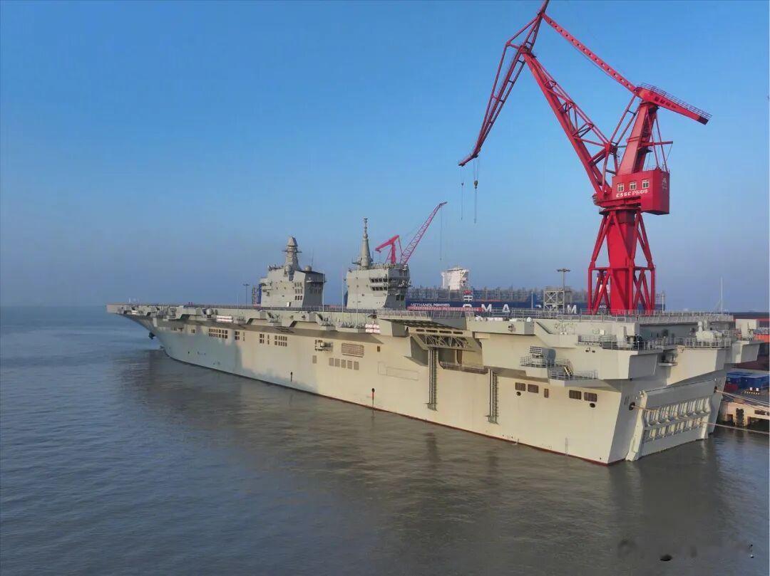 我国076两栖攻击舰首舰四川舰完成为期3天的首次航行试验任务！这艘被外媒称为"准