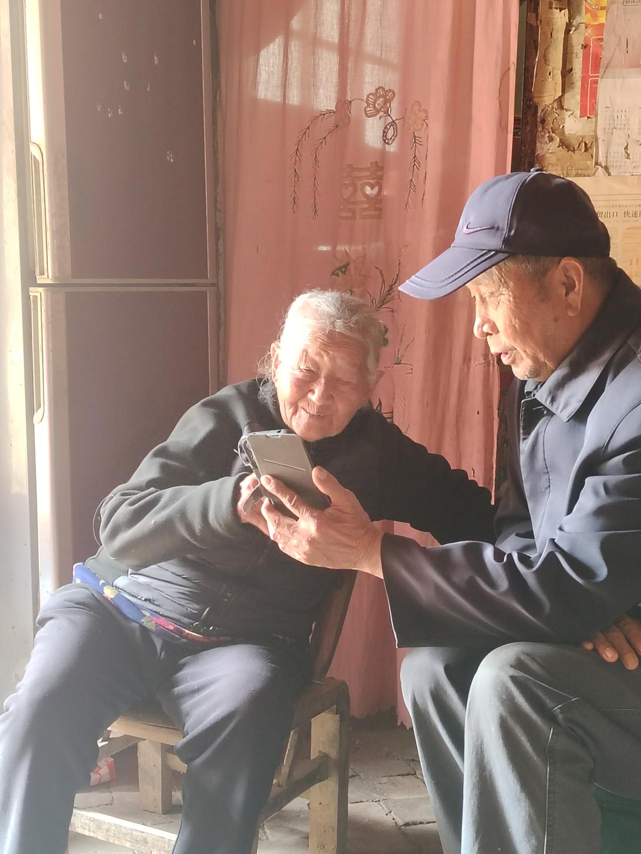 河南桐柏104岁老太五世同堂，身体硬朗精神矍铄，长寿真相藏在烟火气里
 
在河南