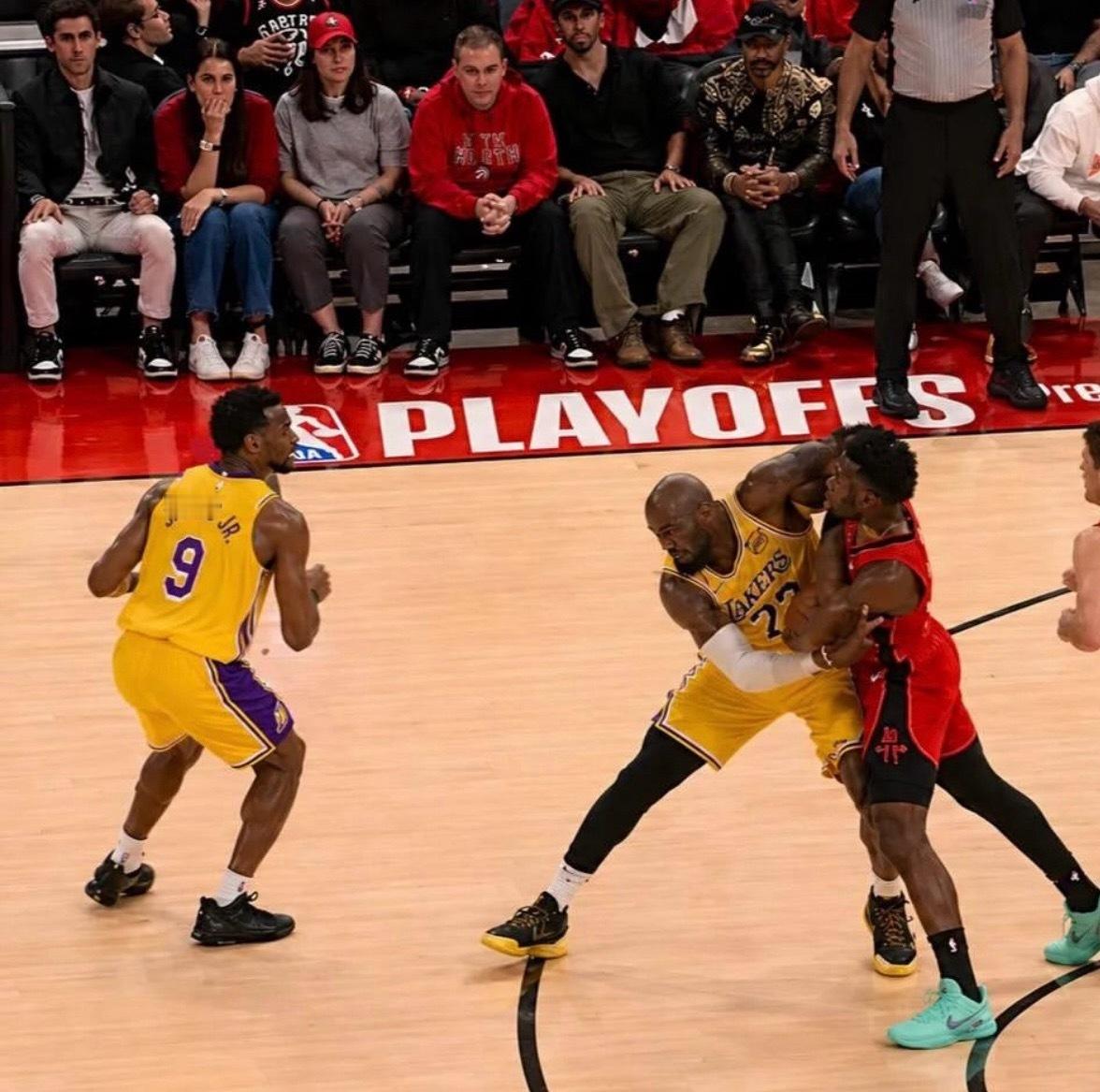 传奇会老去，纪录会被超越，但父亲永远是那个，愿意永远为你挡在身前的人。无论万众瞩