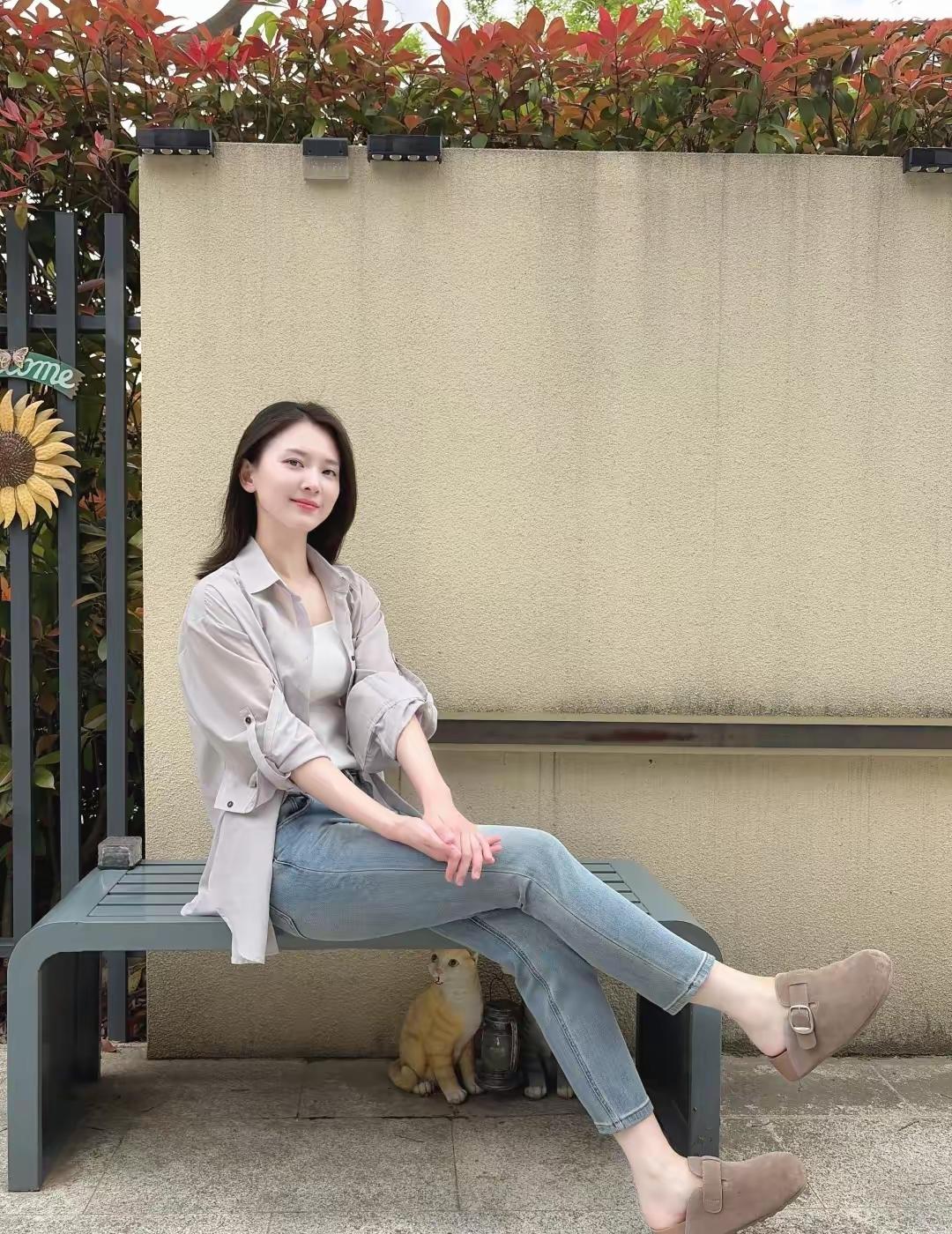 还在为穿不出气质感发愁？别再乱跟风买衣服了！这套「零难度春日气质风公式」
 
垂