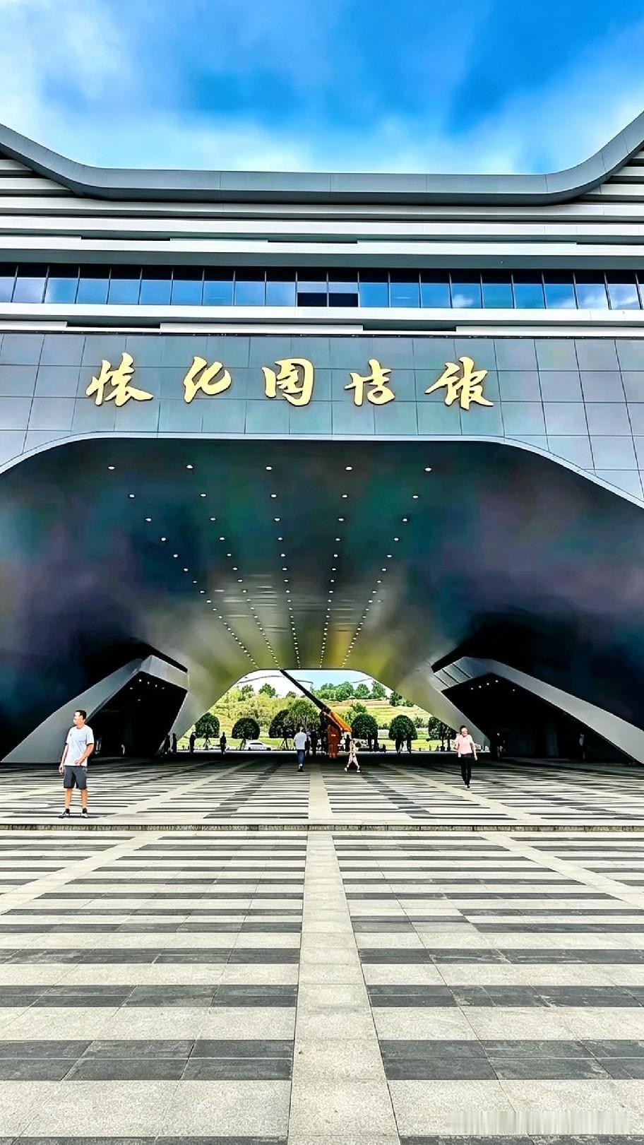 这栋楼顶上五个大字，把好多人都难倒咯！字迹潇洒潦草，好多大学生都认不全，来看看你