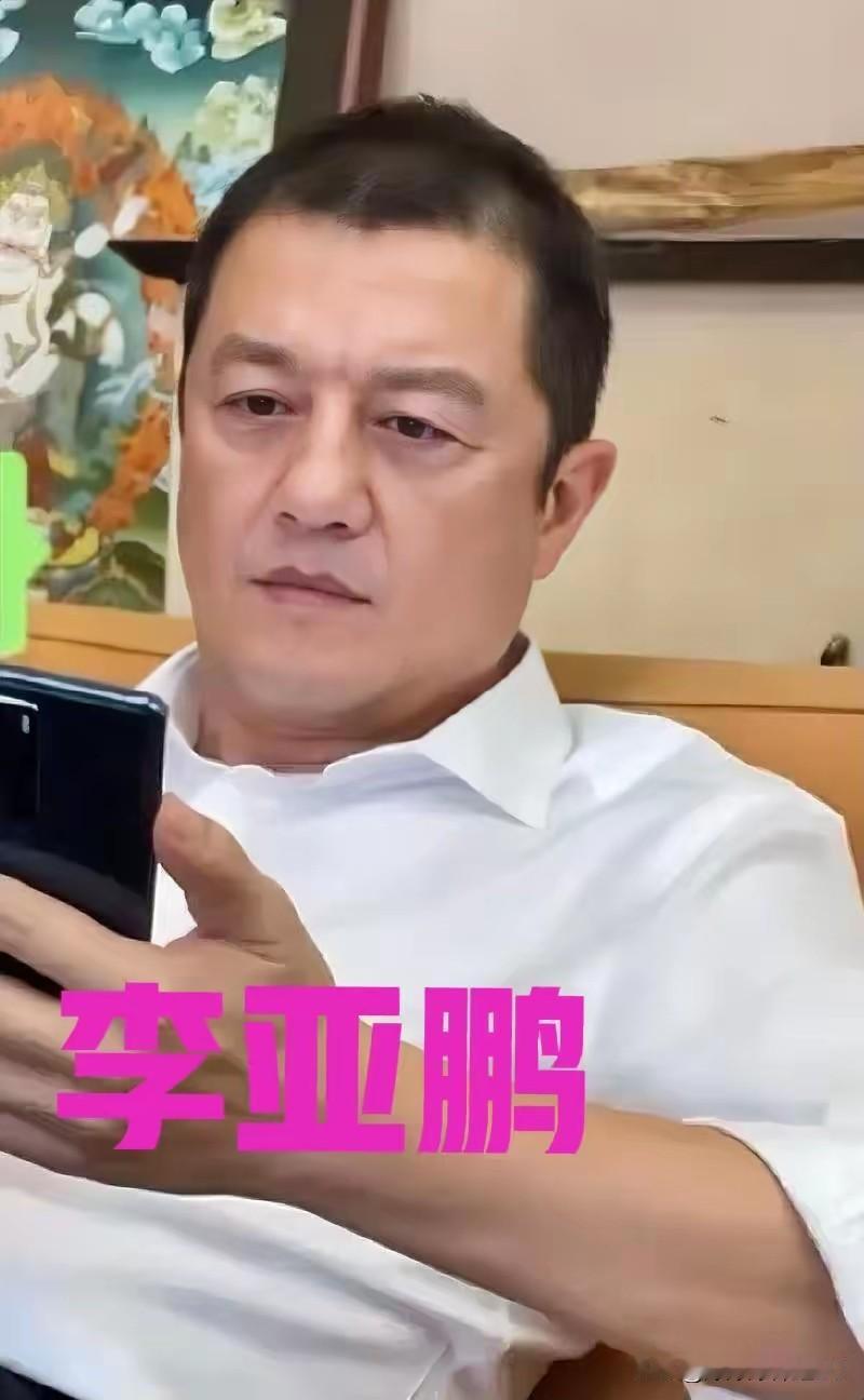 刷到李亚鹏83岁的老母亲竟然亲自开车，说实话，这一幕真给我看愣了。

咱普通老百