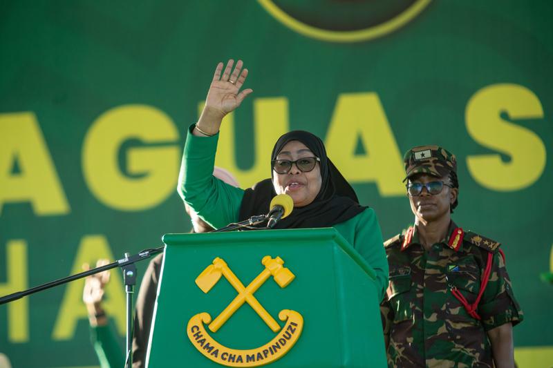 这操作，简直神了！中国小伙在坦桑尼亚遭六人持枪勒索，生死攸关之际，他竟急中生智掏