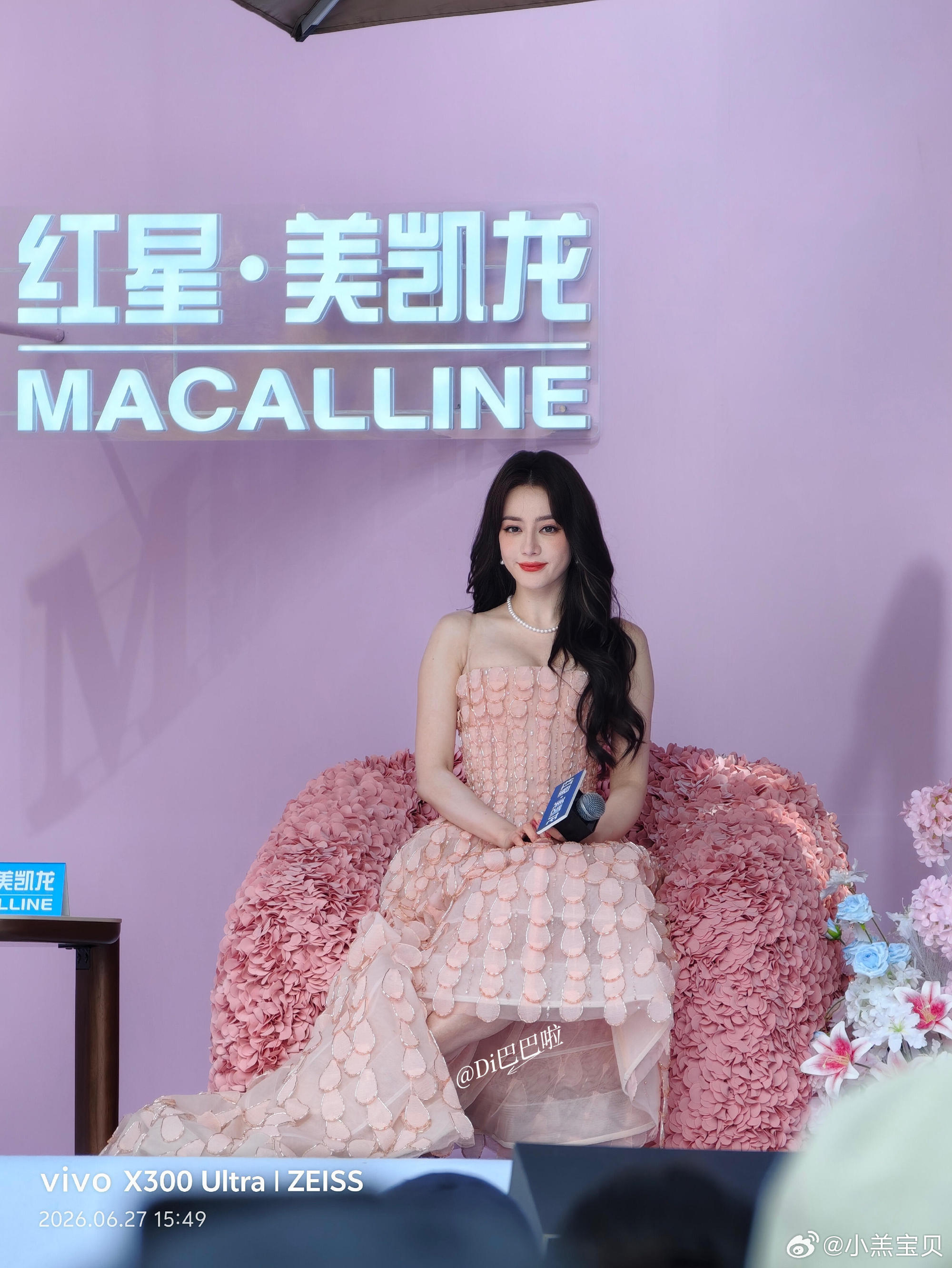 迪丽热巴以团扇装点悠然夏意迪丽热巴🩷 