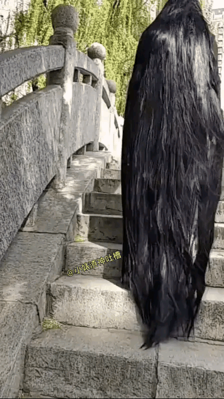 这么长的头发为什么不把头发扎起来，盘起来也行啊，是为了吓人吗？