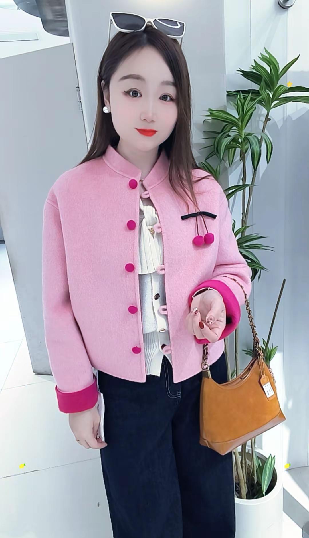 新衣服不光是穿在身上，是穿进心里。
商场试衣间里，镜子会笑。
你一转身，屏幕弹出