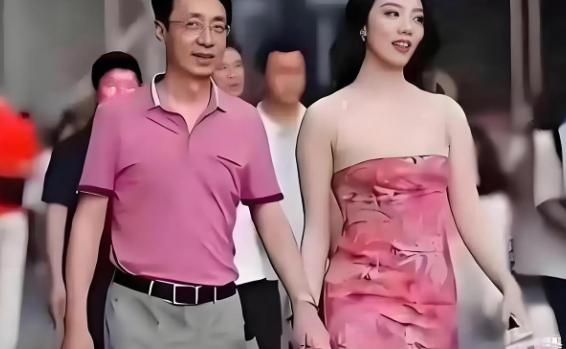 “牵手门”后，董思槿的人生彻底改写。2023年6月，成都太古里街头一段牵手视频炸