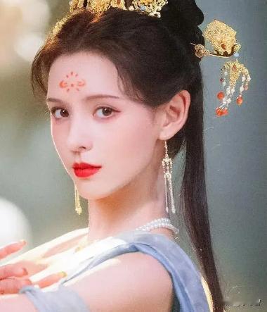 女主演方面，章若楠饰演女一号，也有一些不确定性。


虽然章若楠长得漂亮，也算清
