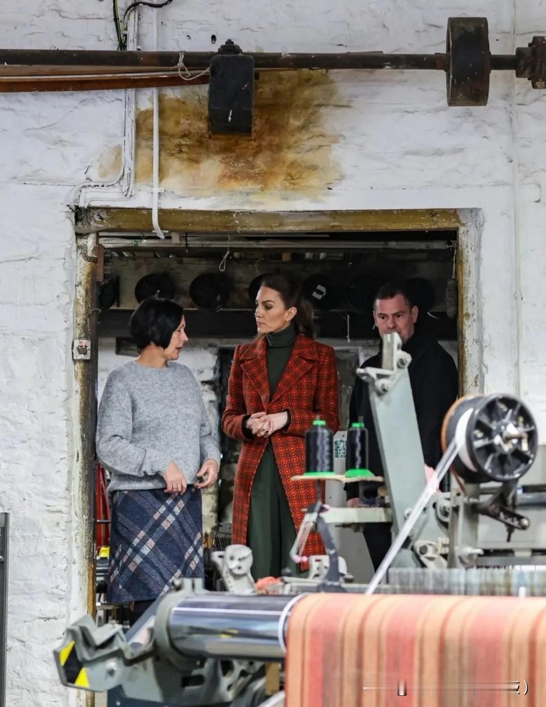 凯特王妃更清晰的访问照片来了！在威尔士西南部彭布罗克郡走访纺织企业！